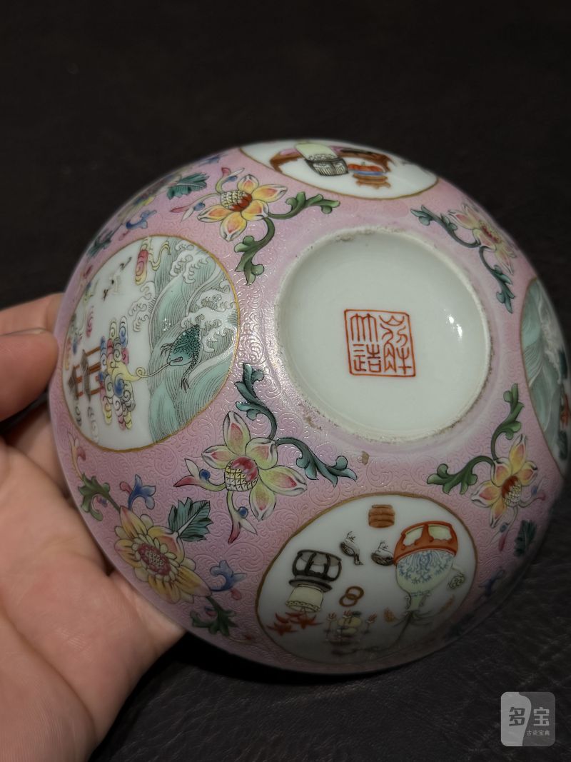 清道光 “嶰竹造”宫粉地洋彩开光博古花卉纹宫碗 - 图12